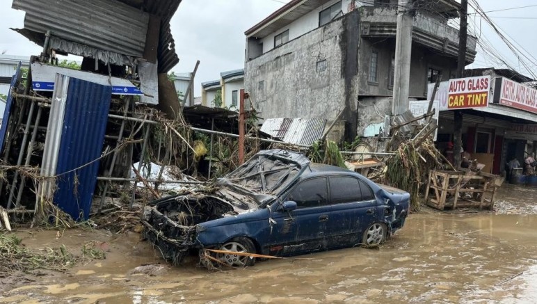 Filipinler'i tropikal fırtına vurdu: 12 ölü