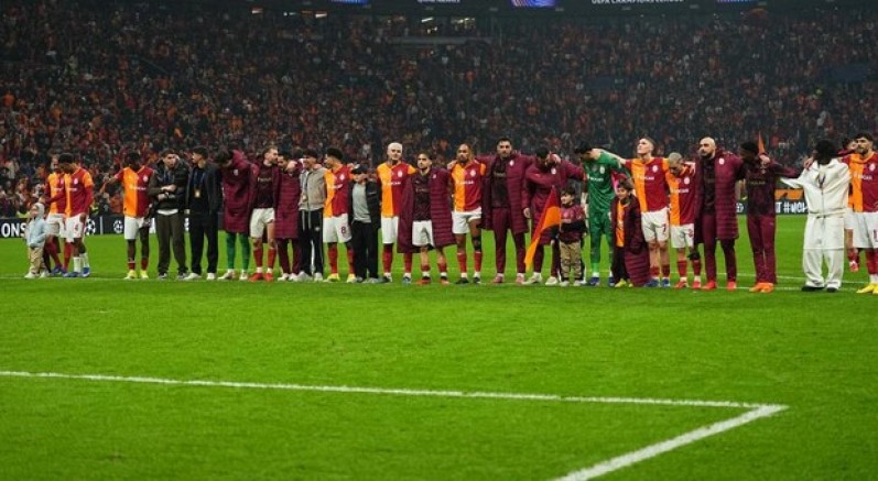 Galatasaraylı futbolcular galibiyeti taraftarıyla kutladı