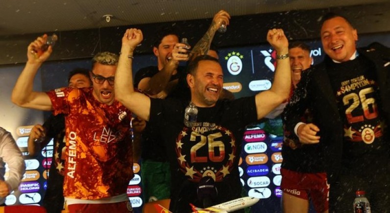 Galatasaraylı futbolculardan, sulu kutlama