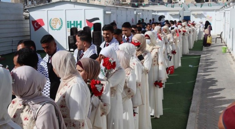 Gazze’de 50 çift için toplu düğün töreni düzenlendi