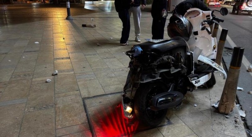 Genç kıza çarpmamak için bariyerlere girdi