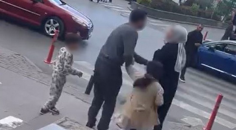 Genç kızı defalarca bıçakladı