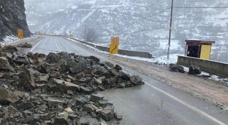 Gümüşhane'de heyelan karayolunu kapattı