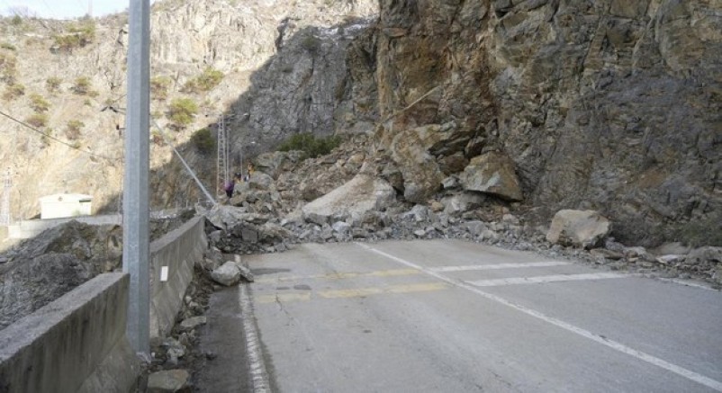 Gümüşhane-Giresun karayolu ulaşıma kapandı