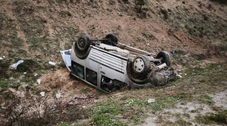 Hafif ticari araç takla attı: 4 yaralı