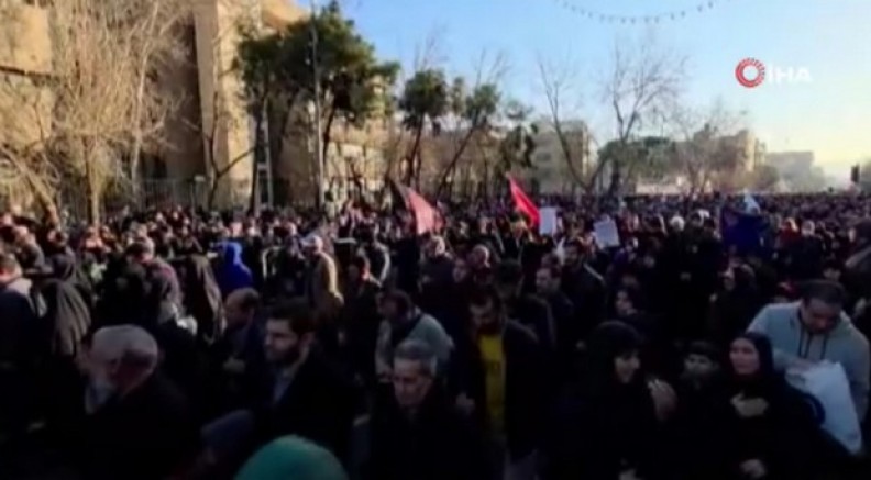 Hamaney'in ölümünün ardından yüz binler sokakta