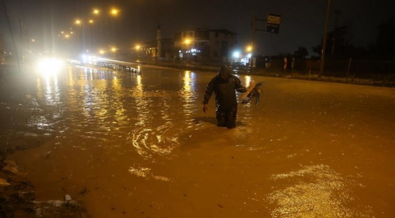 Hatay'da şiddetli sağanak sele yol açtı