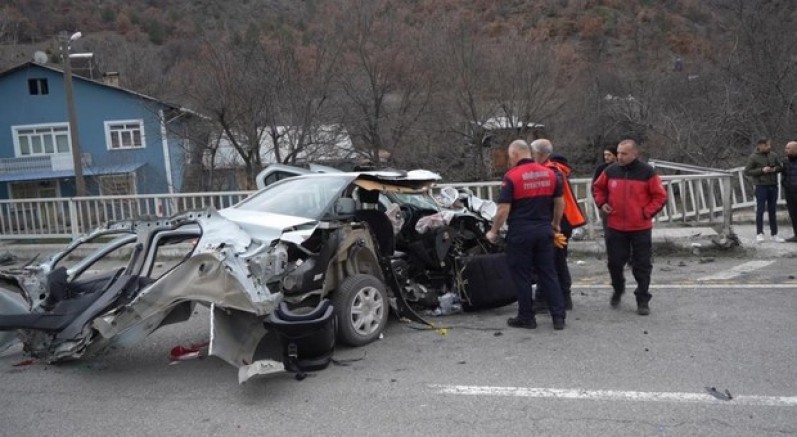 Hurdaya dönen araçtan sağ kurtuldular: 1'i bebek 3 yaralı