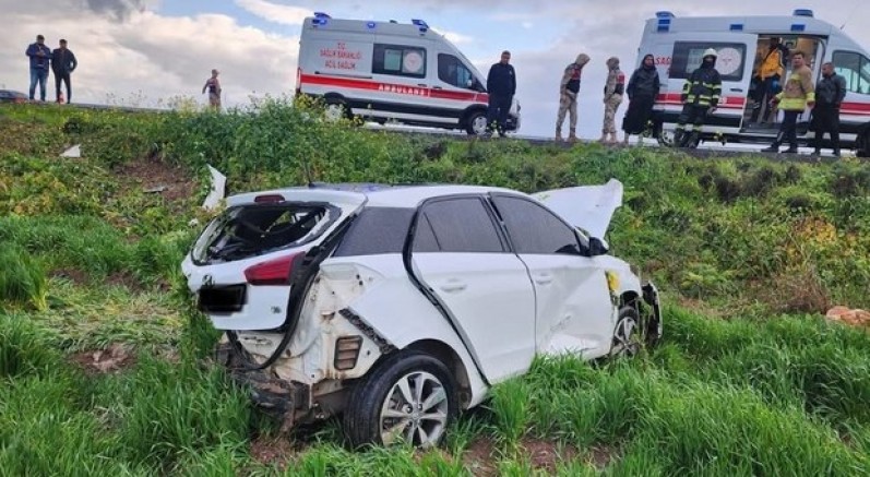 Hurdaya dönen otomobildeki 2 kişi yaralandı