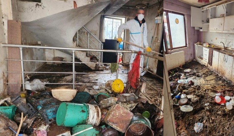 İki katlı çöp evden 9 kamyon çöp çıktı