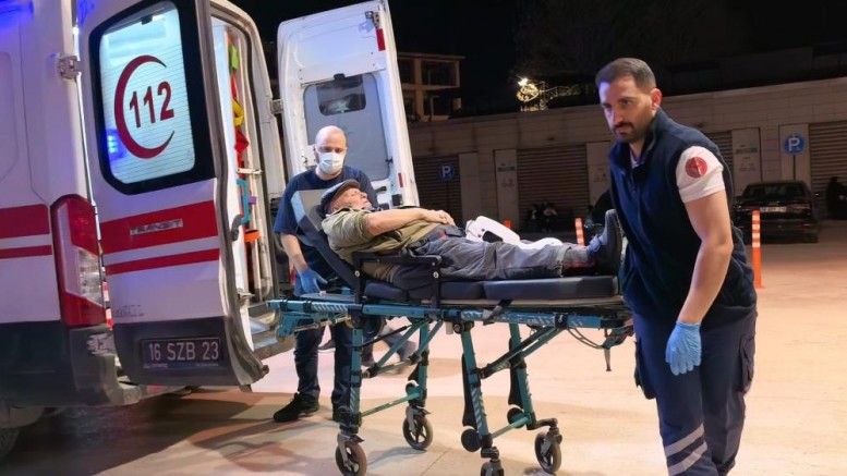 İki otomobil kafa kafaya çarpıştı: 3 yaralı