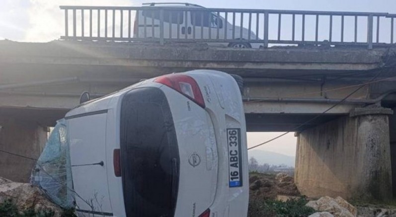 İnegöl'de araç köprüden uçtu, 1 yaralı