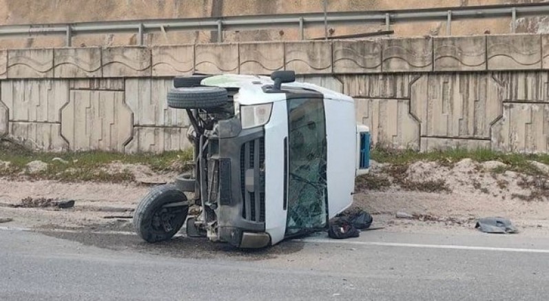 İnegöl'de minibüs takla attı, sürücü yaralandı