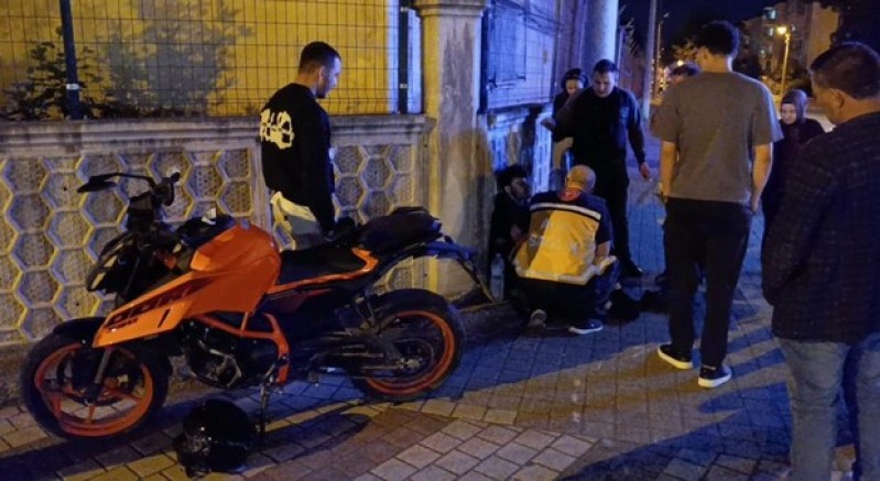 İnegöl'de motosiklet duvara çarptı: 1 yaralı