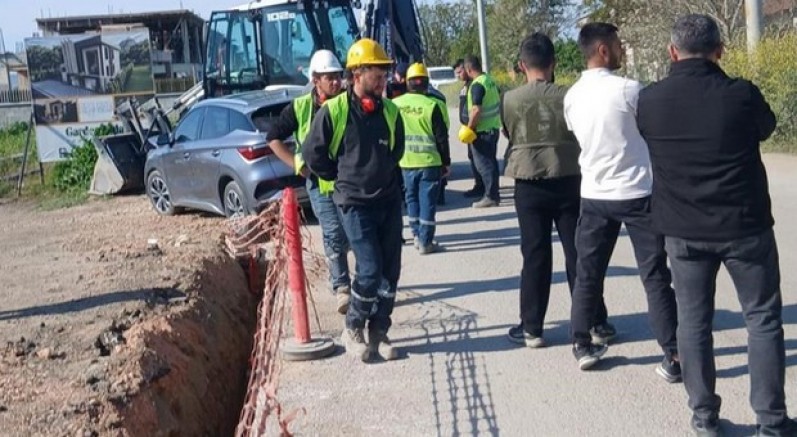 İnegöl'de otomobil iş makinasına çarptı: 1 yaralı