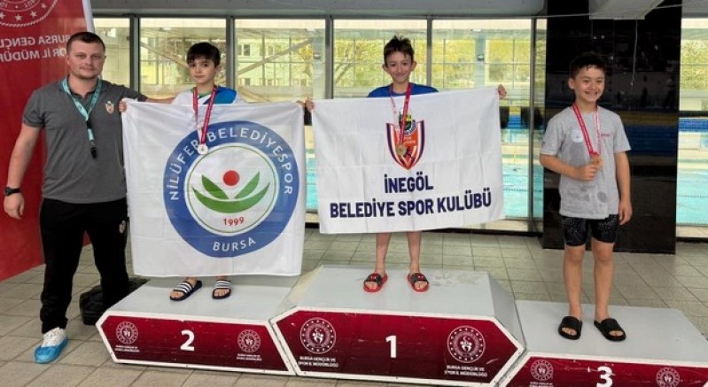 İnegöllü minik yüzücülerden 18 madalyalık gurur