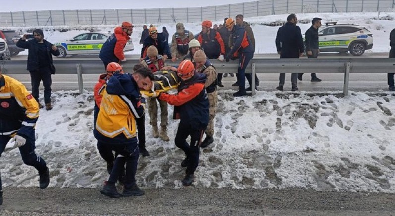 İran plakalı yolcu otobüsü tıra çarptı; 1 ölü, 10 yaralı