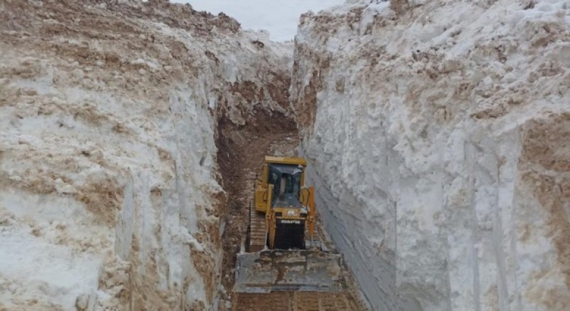 İş makinesi kar tünelleri içinde kayboldu