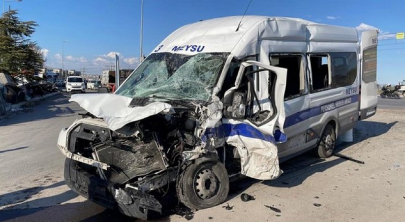 İşçi servisi ile kamyon çarpıştı: 8 yaralı