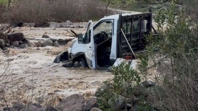 İzmir'de derede mahsur kalan 3 kişi kurtarıldı