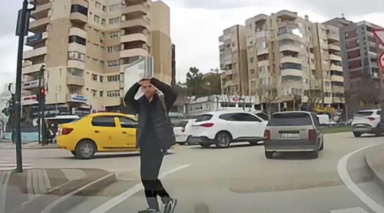 Kameraya yansıyan küçük jest yürekleri ısıttı