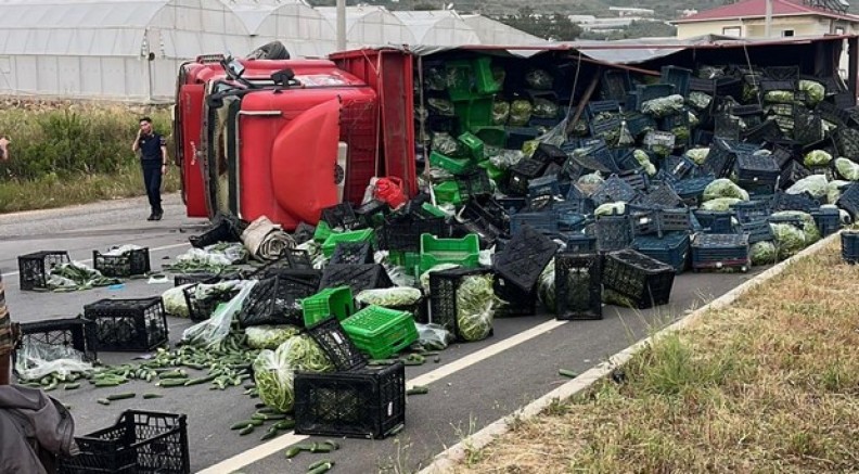 Kamyon ile motosiklet çarpıştı: 3 yaralı
