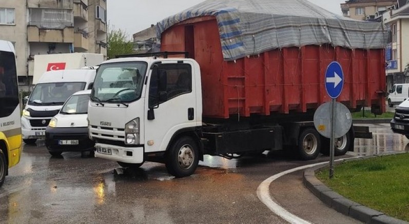 Kamyon ile servis minibüsü çarpıştı 4 kişi yaralandı