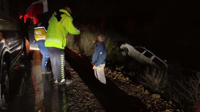 Kamyonet şarampole yuvarlandı, sürücü yaralandı