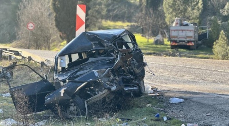 Kamyonla çarpışan otomobil demir yığınına döndü: 1 ölü, 5 yaralı