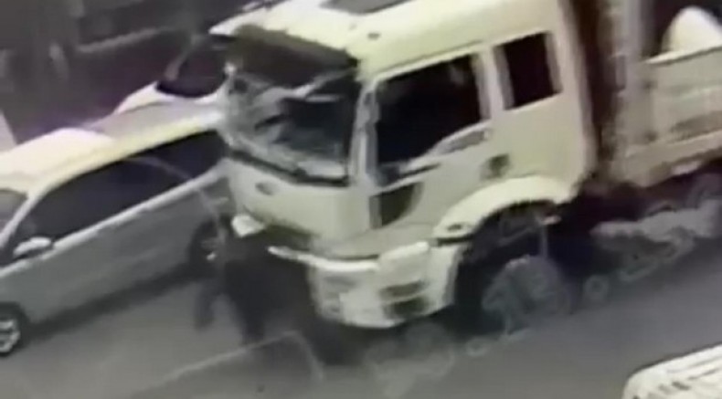 Kamyonun çarptığı yaşlı adam ağır yaralandı