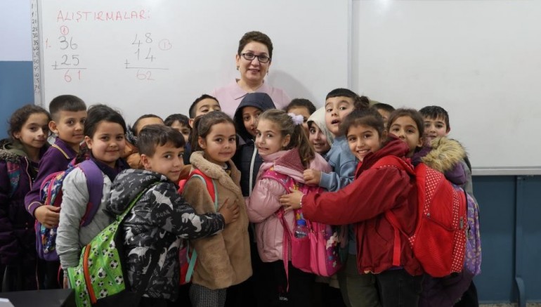 Kanseri yendi, öğrencilerine kavuştu