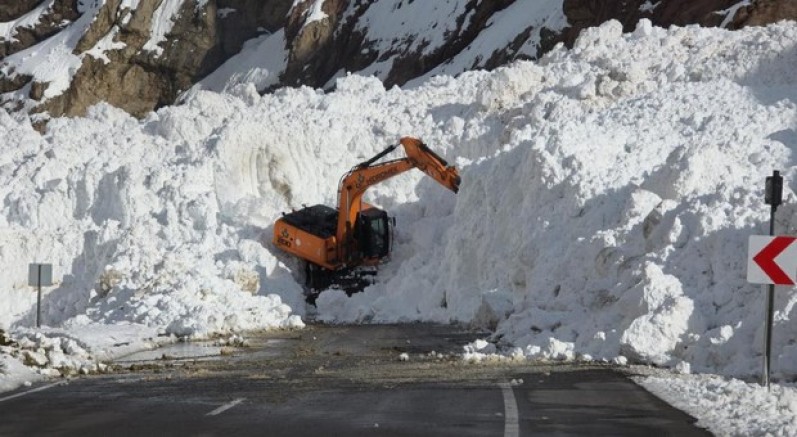 Kara yolunu açma çalışmaları sürüyor