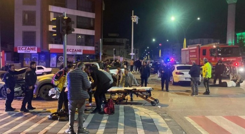 Karaman'da kazada ortalık savaş alanına döndü: 6 yaralı