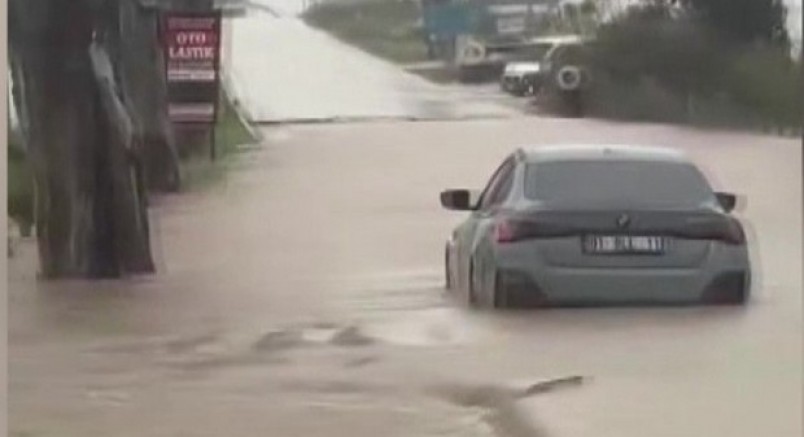 Karataş’ta yollar göle döndü