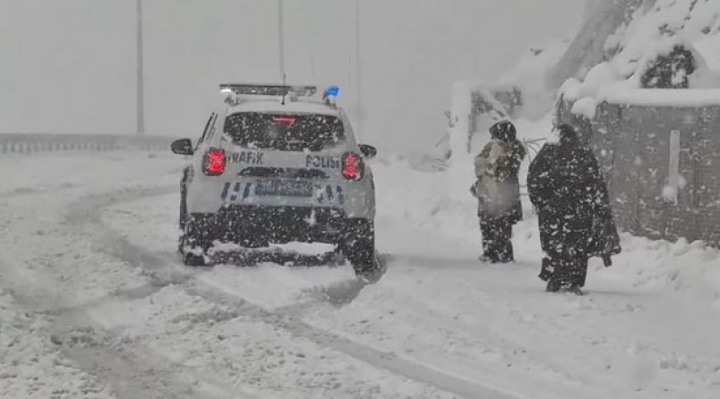 Karda mahsur kalan aileyi emniyet kurtardı