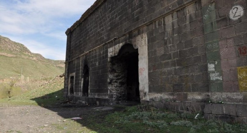 Kars’taki tabyalar hayvan barınağına dönüştü