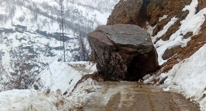 Kayalar yolları kapadı