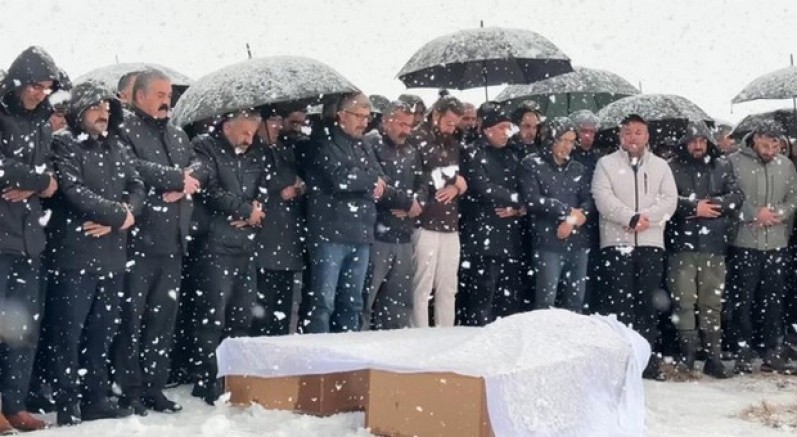 Kazada hayatını kaybeden aile yan yana defnedildi