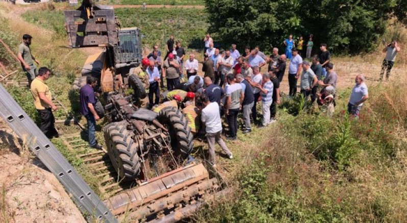 Kontrolden çıkan traktör köprüden aşağı uçtu