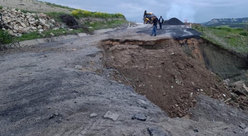 Kula-Selendi karayolu ulaşıma kapatıldı