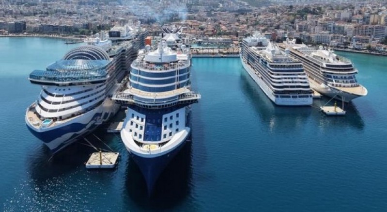 Kuşadası'na 4 gemi ile 10 bin 800 turist geldi