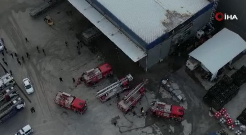 Lojistik firmasında yangın: 1 itfaiye eri yaralandı