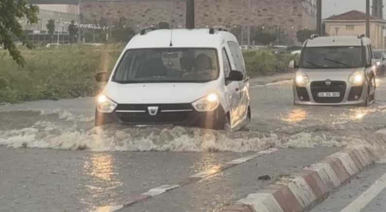 Lüleburgaz’da cadde ve sokaklar göle döndü