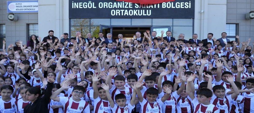 100 öğrenciye İnegölspor forması dağıtıldı