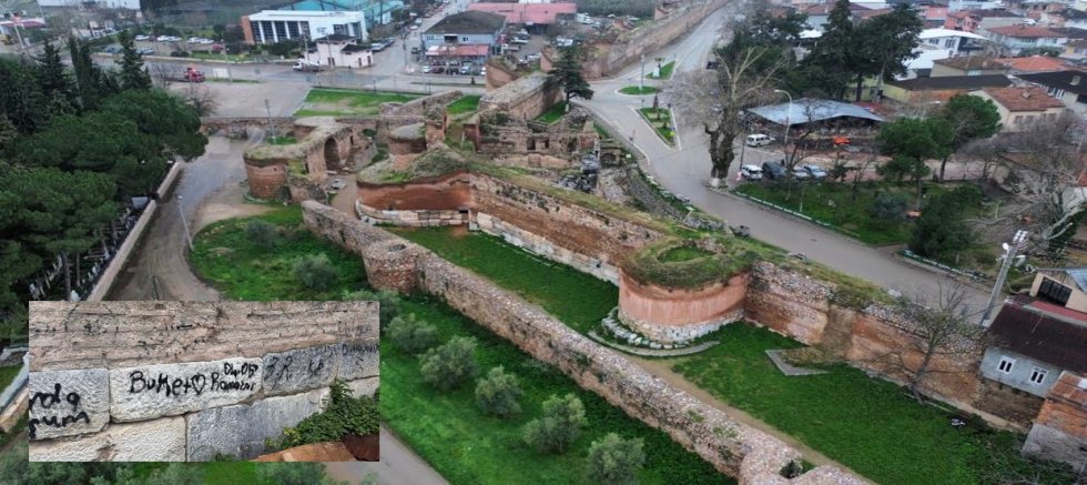 2 bin yıllık surlara yazılan yazılar tepki çekti