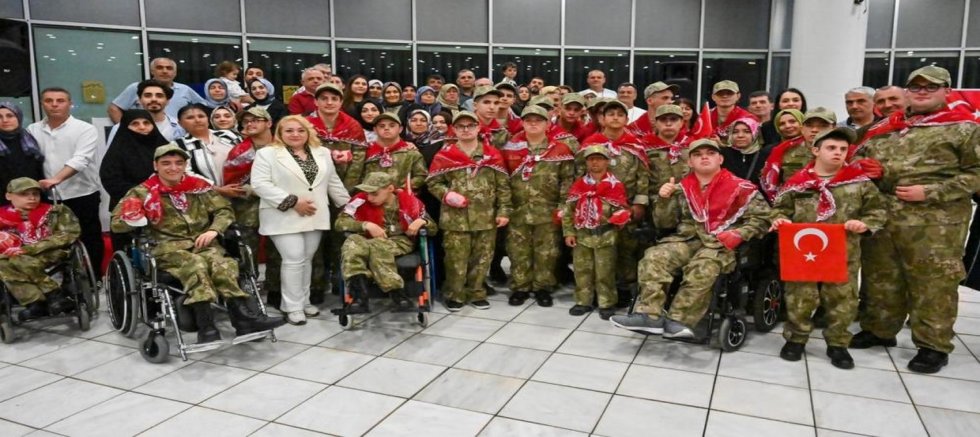 Bursa'da en özel askerlere renkli kına eğlencesi