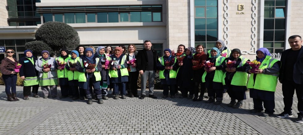 Büyükşehir'den kadın çalışanlara çiçek jesti