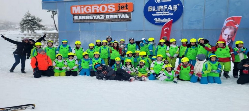 Büyükşehir'le öğrencilerin kayak keyfi