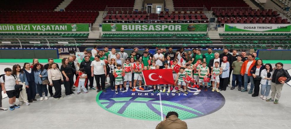 Dev adamlar miniklere karşı