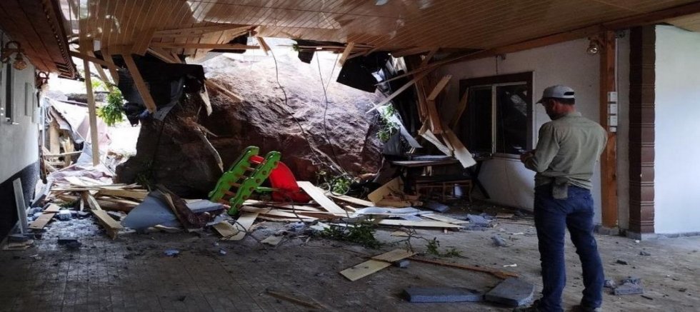Düşen kayalar ev ve iş yerinde hasar oluşturdu